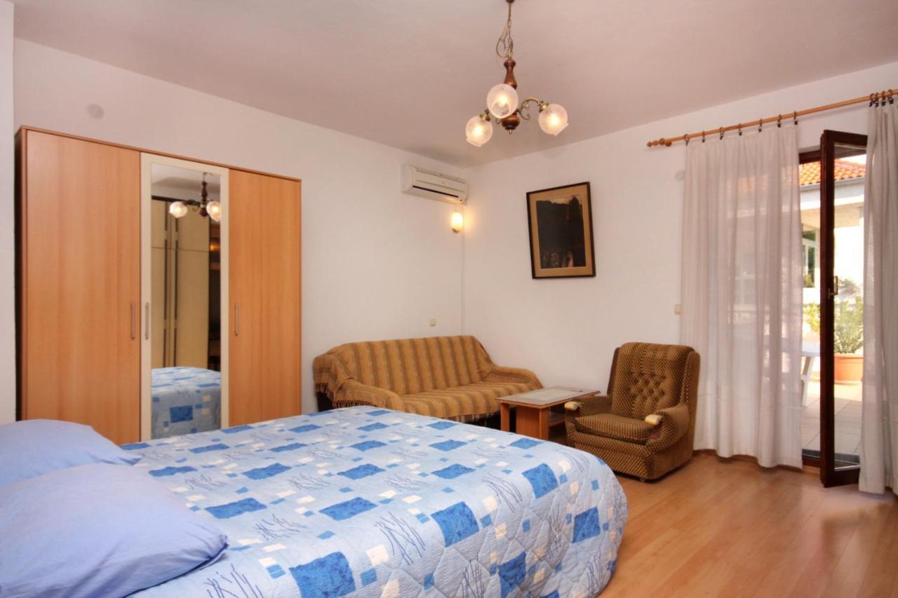 Apartments And Rooms With Parking Space Vrbnik, Krk - 5301 Esterno foto