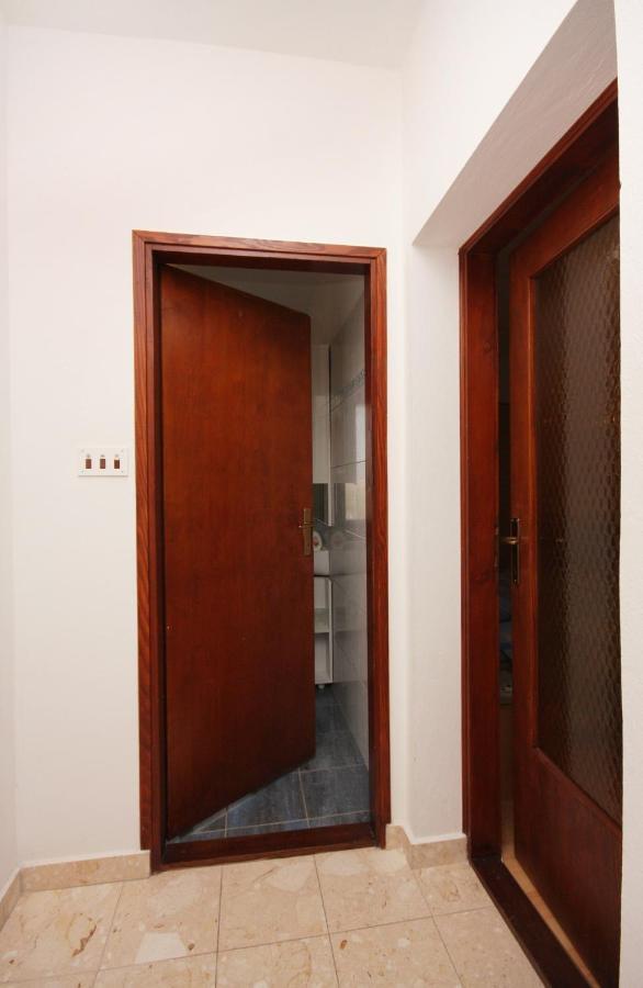 Apartments And Rooms With Parking Space Vrbnik, Krk - 5301 Esterno foto